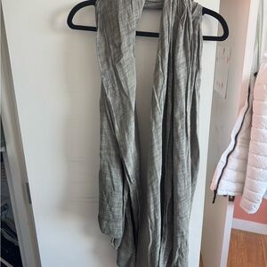 Elmina Elegant Gray Scarf